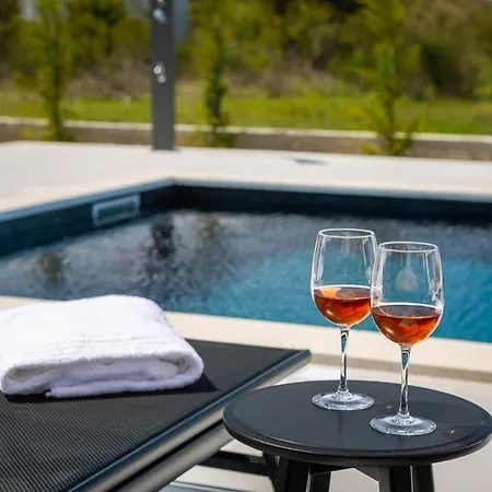 Sunset Bay - Amazing View And Large Heated Pool Любач