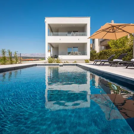 Sunset Bay - Amazing View And Large Heated Pool Любач